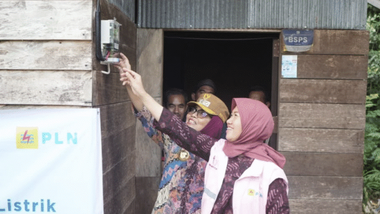 Salah satu rumah warga di Bontang Lestari kini telah teraliri listrik. (Hendra/Diskominfo Bontang)