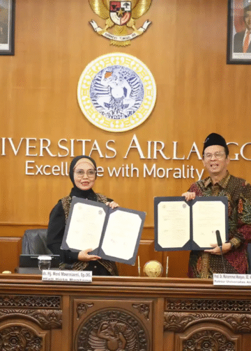 Rektor UNAIR dan Wali Kota Bontang setelah penandatanganan nota kesepahaman UNAIR dan Pemerintah Kota Bontang di UNAIR (PKIP UNAIR)