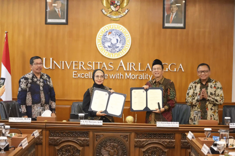 Rektor UNAIR dan Wali Kota Bontang setelah penandatanganan nota kesepahaman UNAIR dan Pemerintah Kota Bontang di UNAIR (PKIP UNAIR)