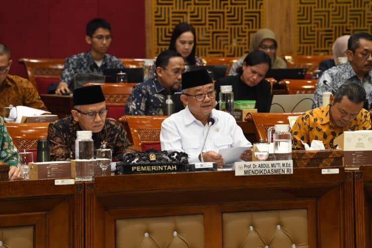 Dalam Rapat Kerja bersama Komisi X DPR RI, Kementerian Pendidikan Dasar dan Menengah (Kemendikdasmen) menyampaikan arah kebijakan strategis dan rincian usulan anggaran tahun 2026 yang akan menjadi fondasi penting dalam menyongsong visi Indonesia Emas 2045 (Dok Kemendikdasmen)